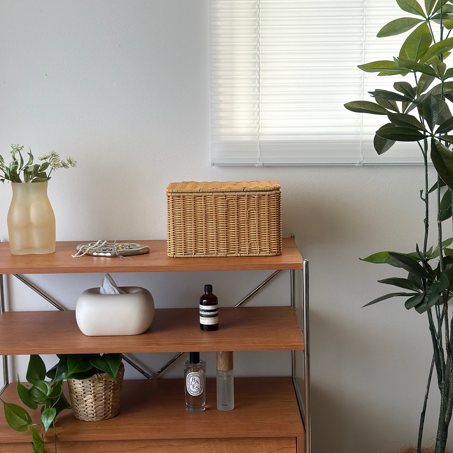 ラタン調のバスケットがシェルフの上に置かれている様子