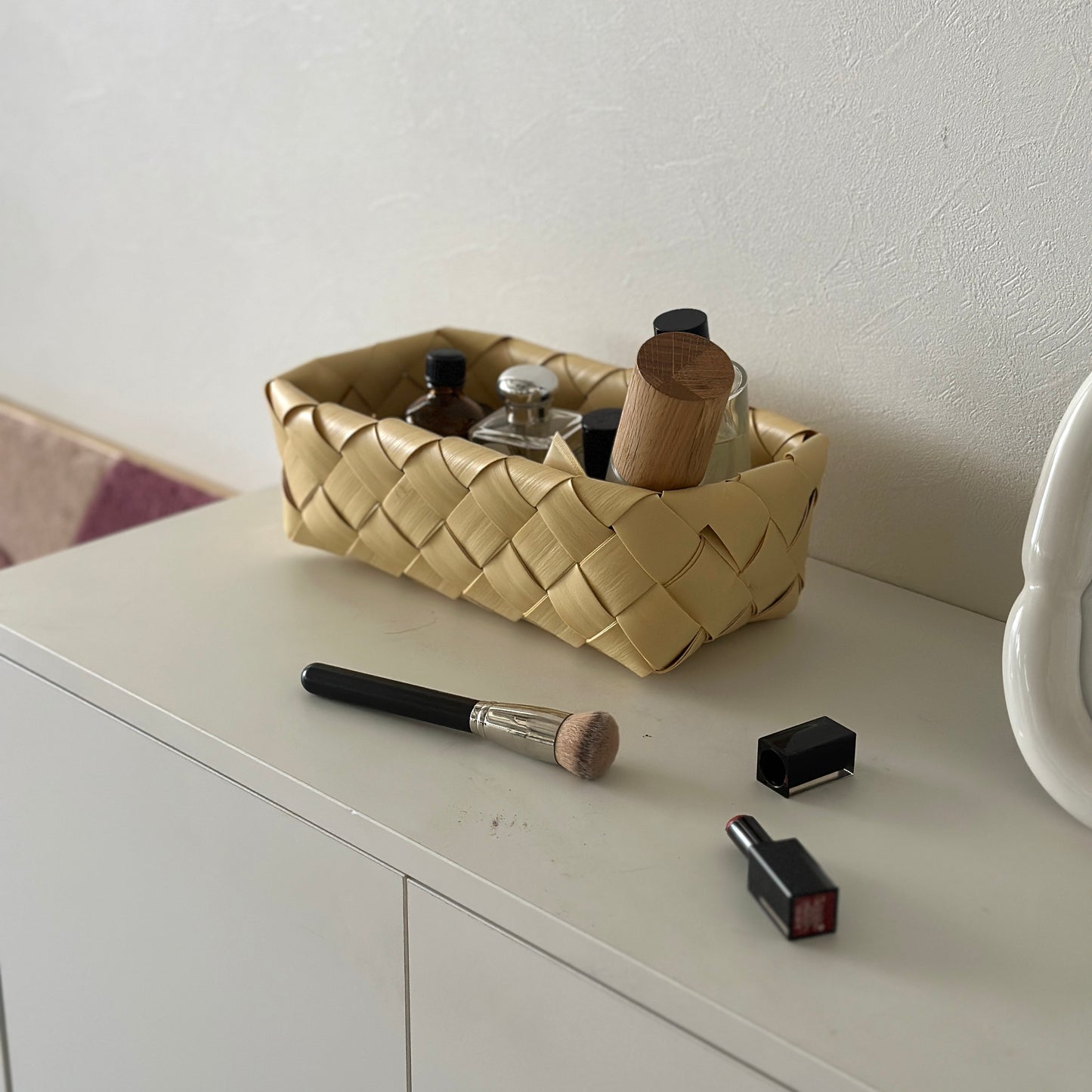 手編みのバスケットに香水を入れている様子