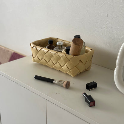 手編みのバスケットに香水を入れている様子