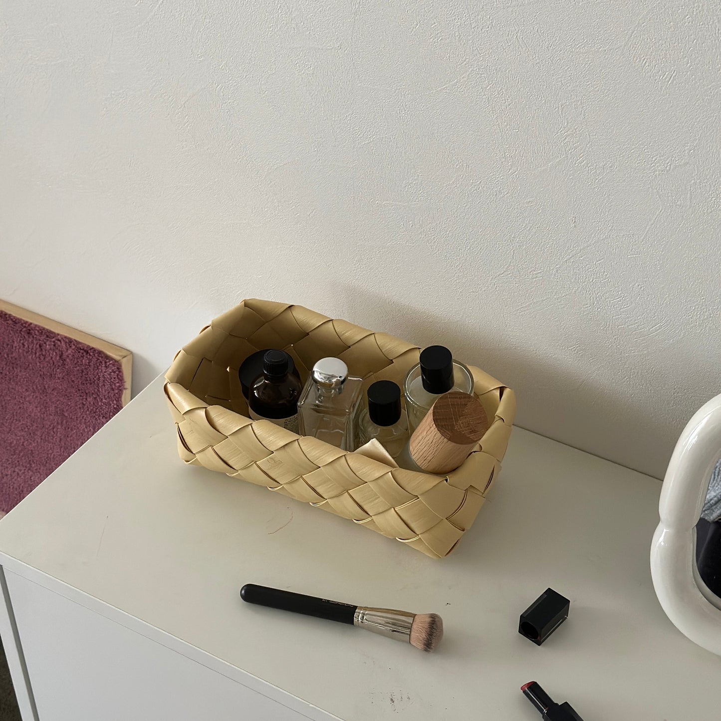 手編みのバスケットに香水が入っている様子