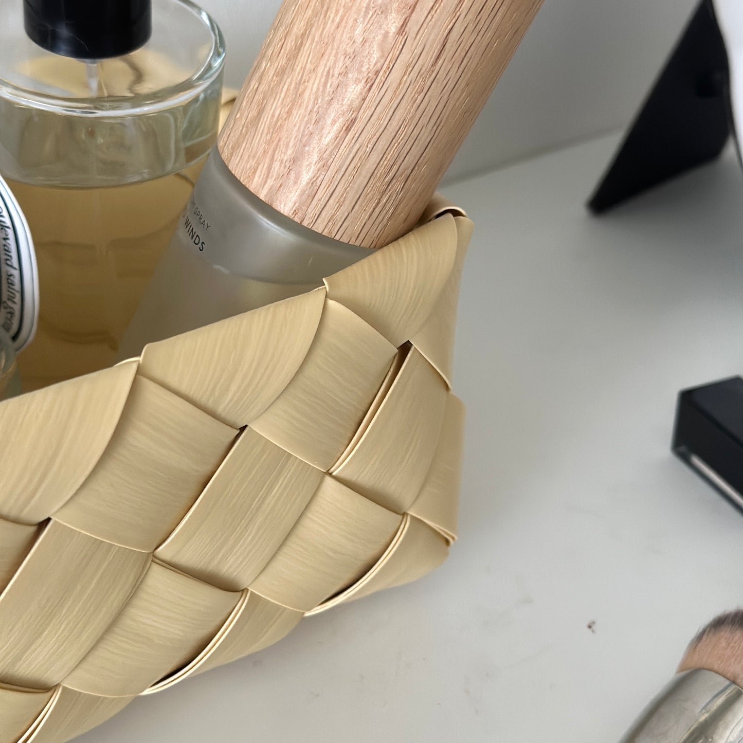 手編みのバスケットに香水を収納している様子