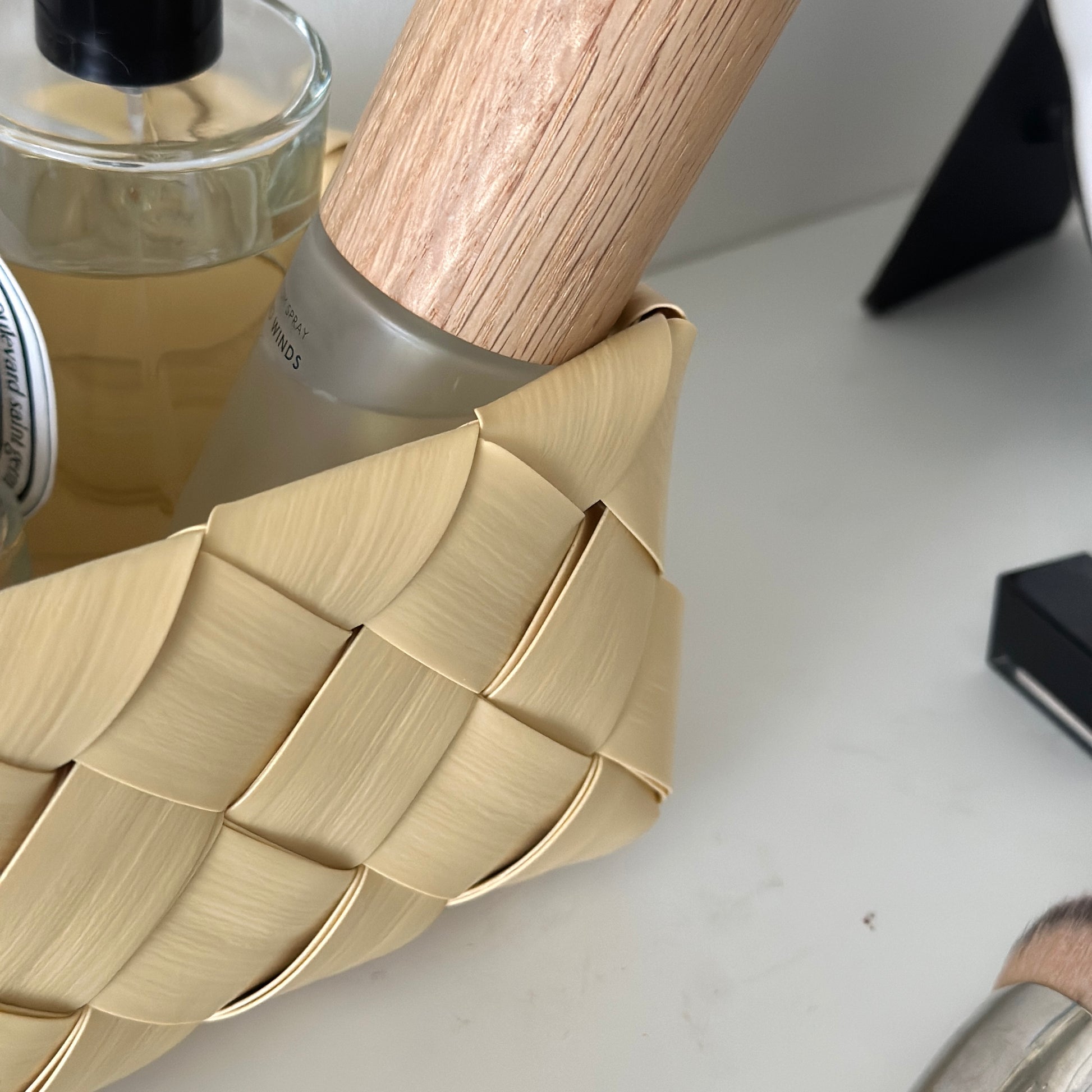 手編みのバスケットに香水を収納している様子