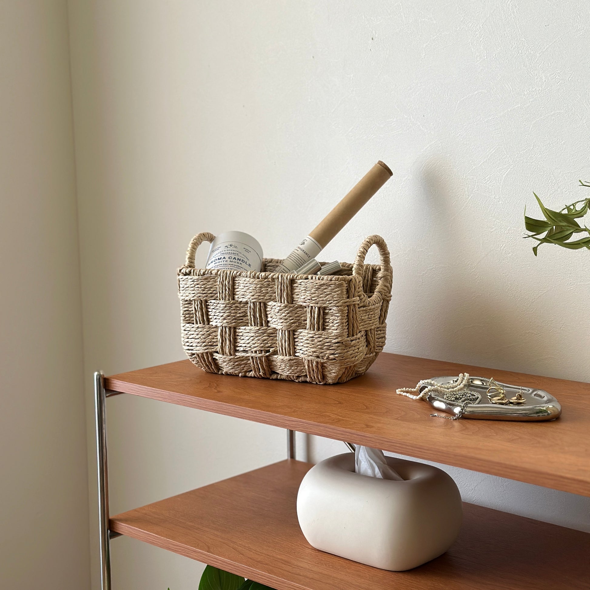 取手がついたロープ編みのバスケットにキャンドルやお香などが収納されている様子