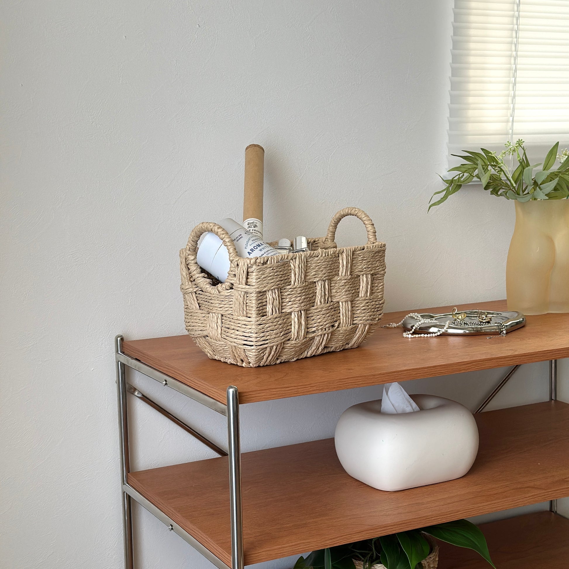 取手がついたロープ編みのバスケットにキャンドルやお香が収納されている様子