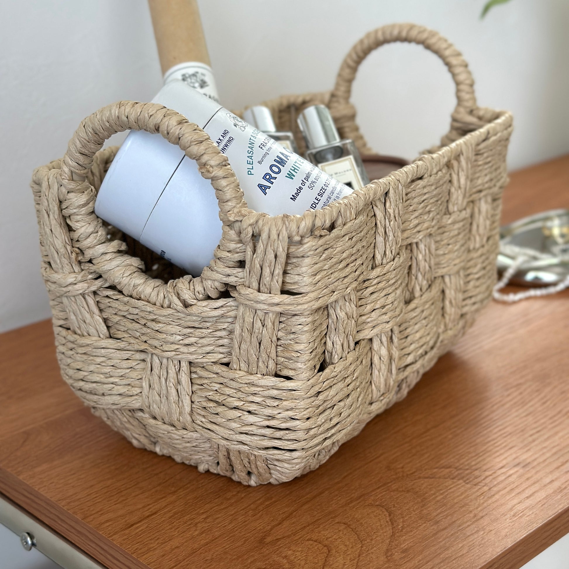 取手がついたロープ編みのバスケットにキャンドルやお香が収納されている様子