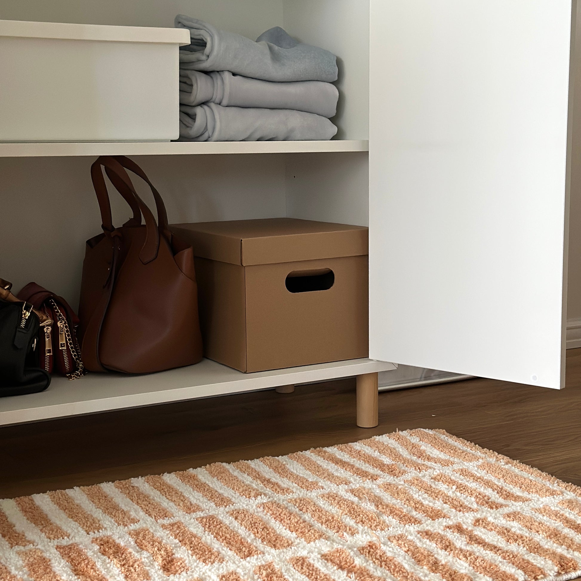 蓋付きのクラフトボックスが棚の中に収納されている様子