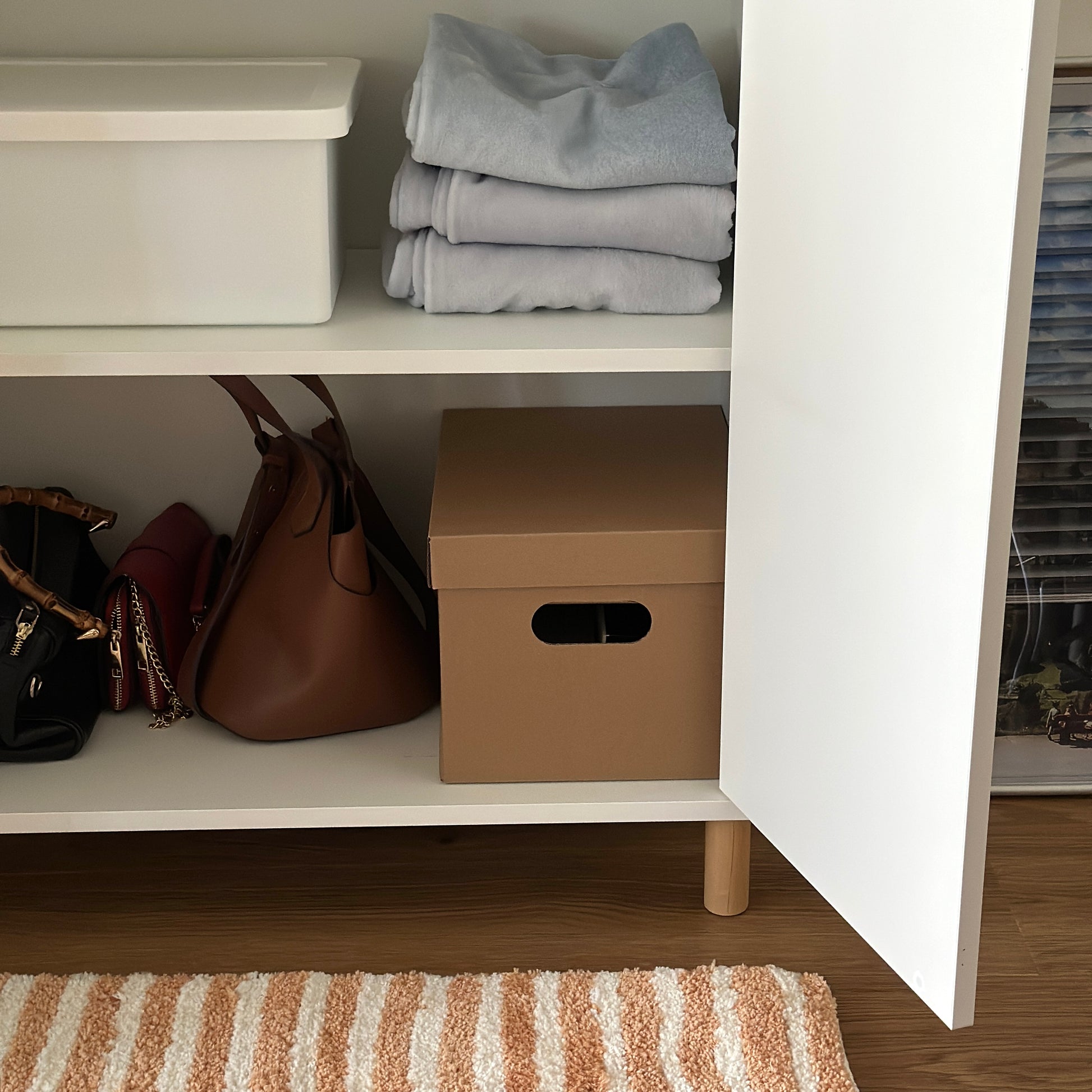 蓋付きのクラフトボックスが棚の中に収納されている様子