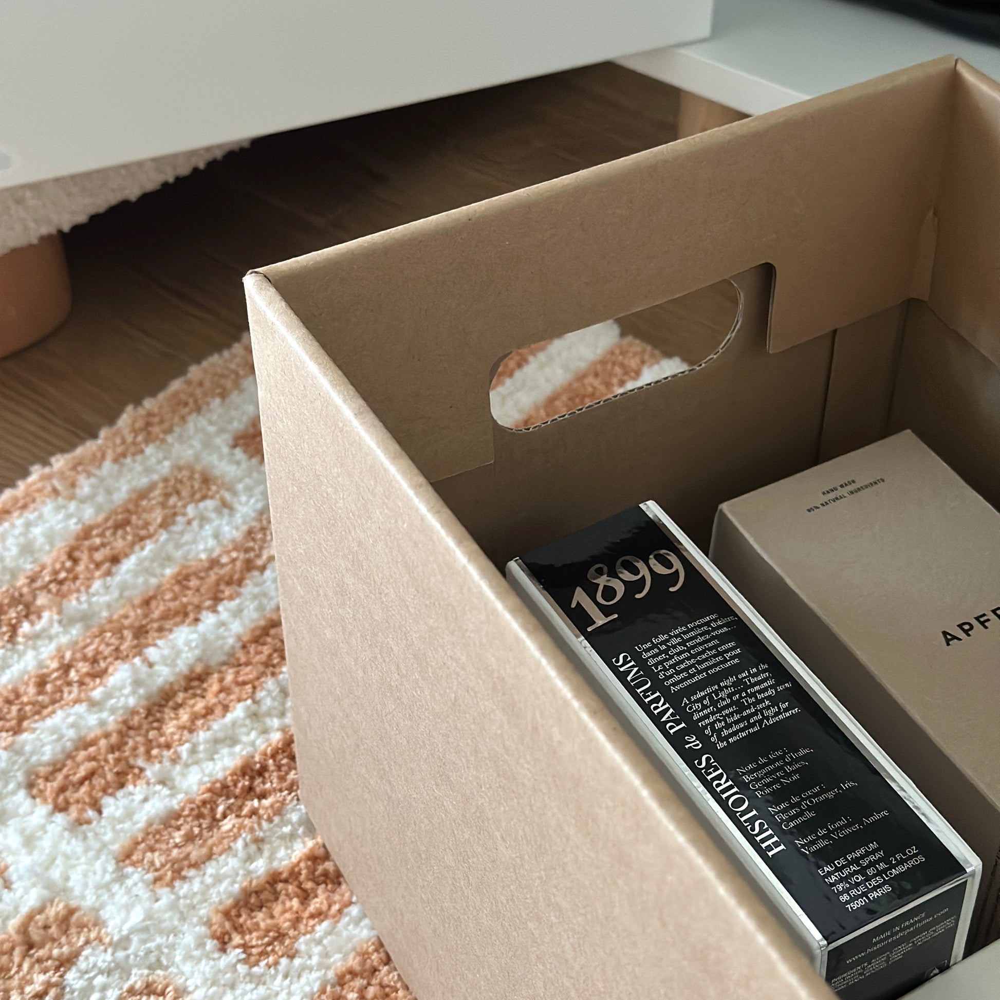 蓋付きのクラフトボックスの中にストック品が収納されている様子