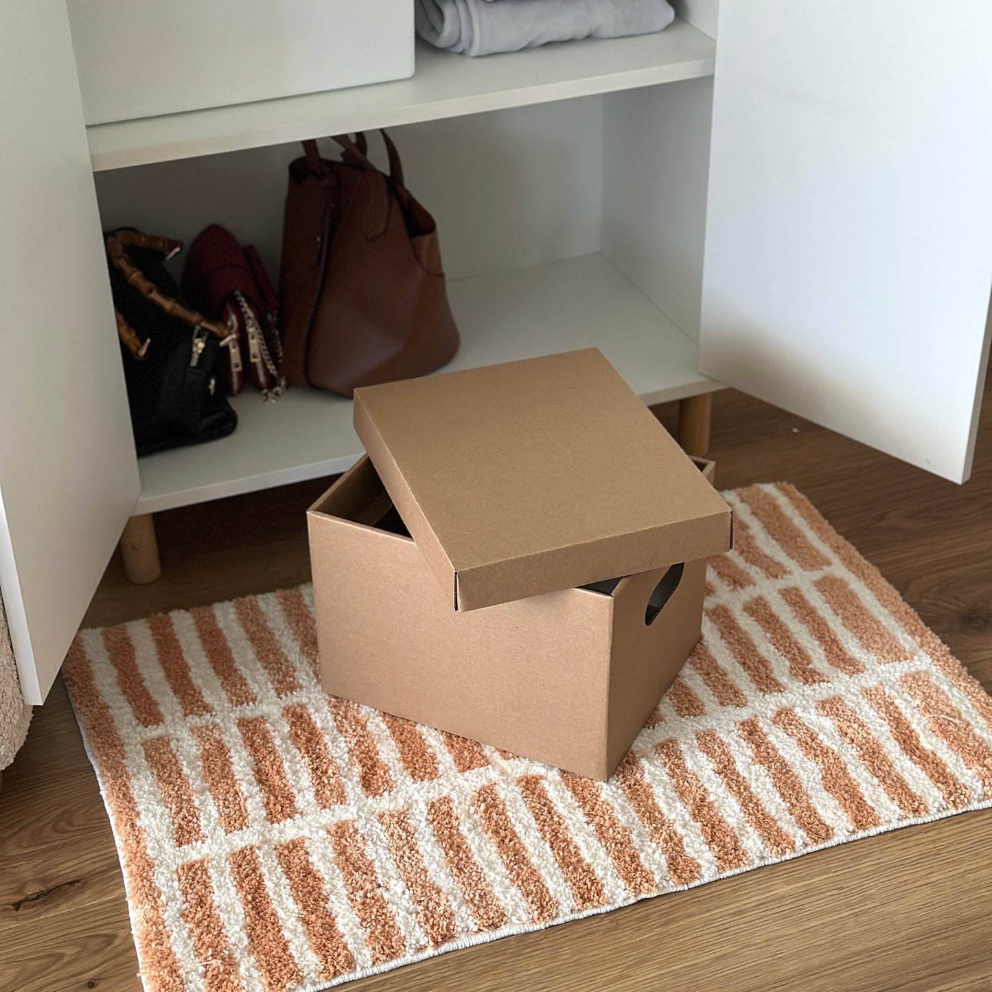 棚の前に蓋付のクラフトボックスが置かれてる様子
