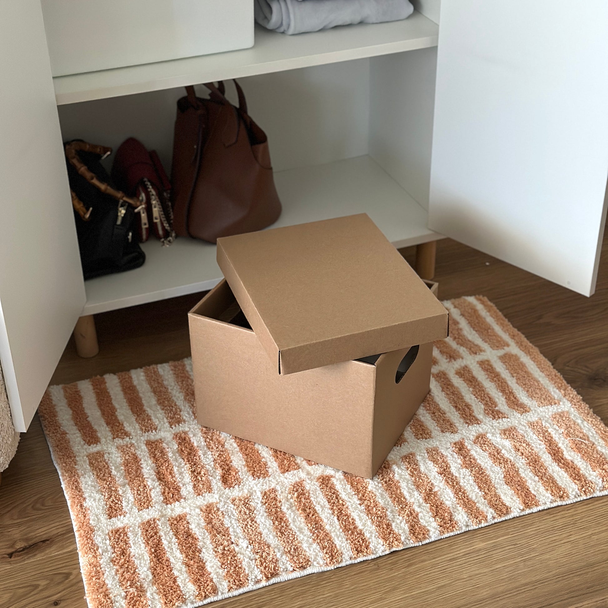 棚の前に蓋付のクラフトボックスが置かれてる様子
