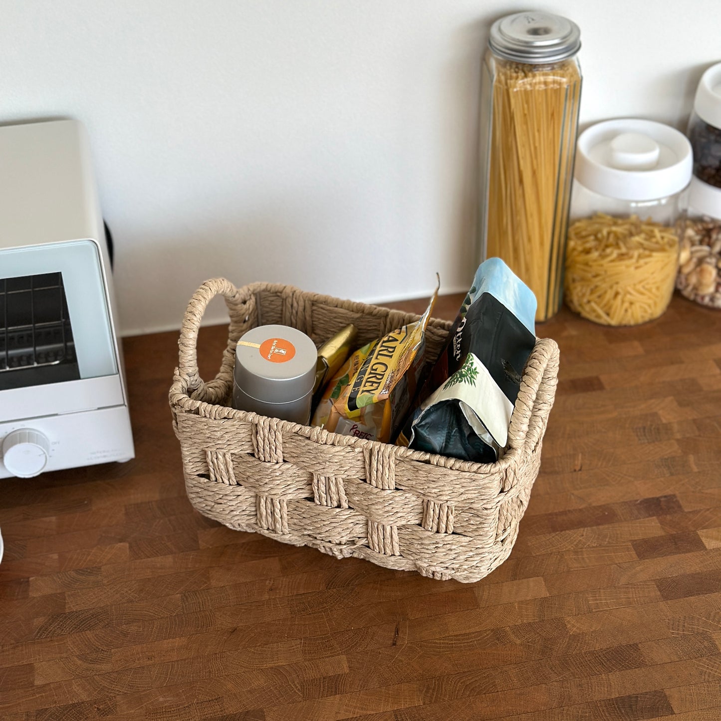 キッチンで取手がついたロープ編みのバスケットにストック品が収納されている様子