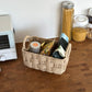 キッチンで取手がついたロープ編みのバスケットにストック品が収納されている様子