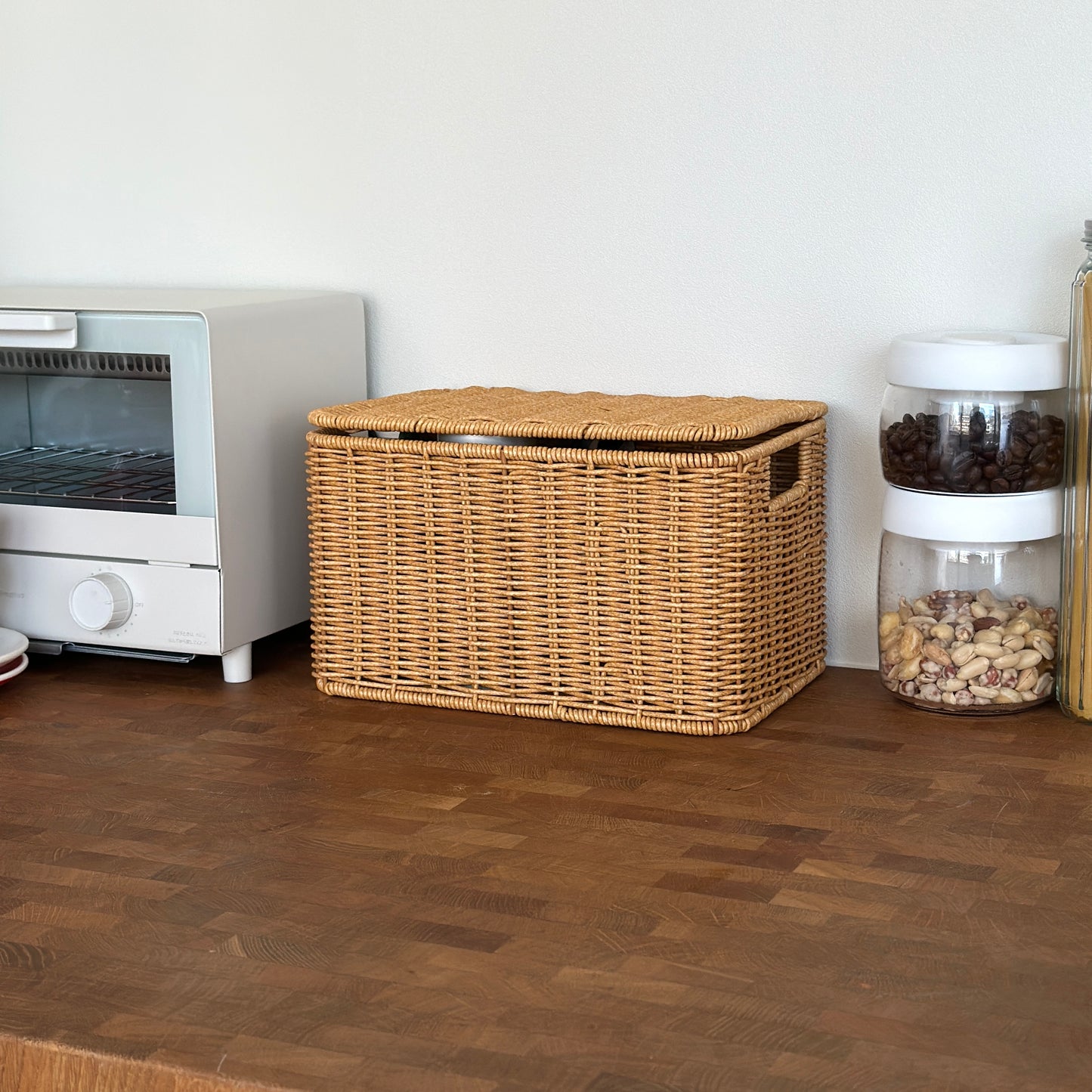 ラタン調のバスケットがキッチンに置かれている様子