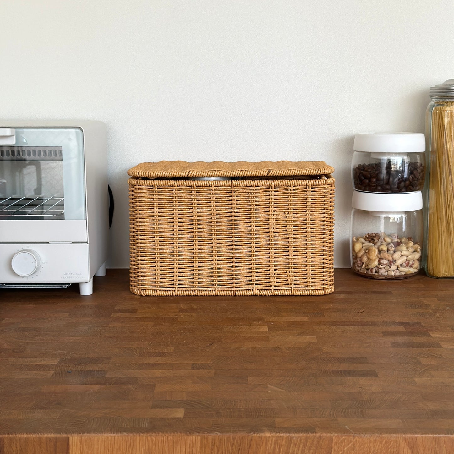 ラタン調のバスケットがキッチンに置かれている様子