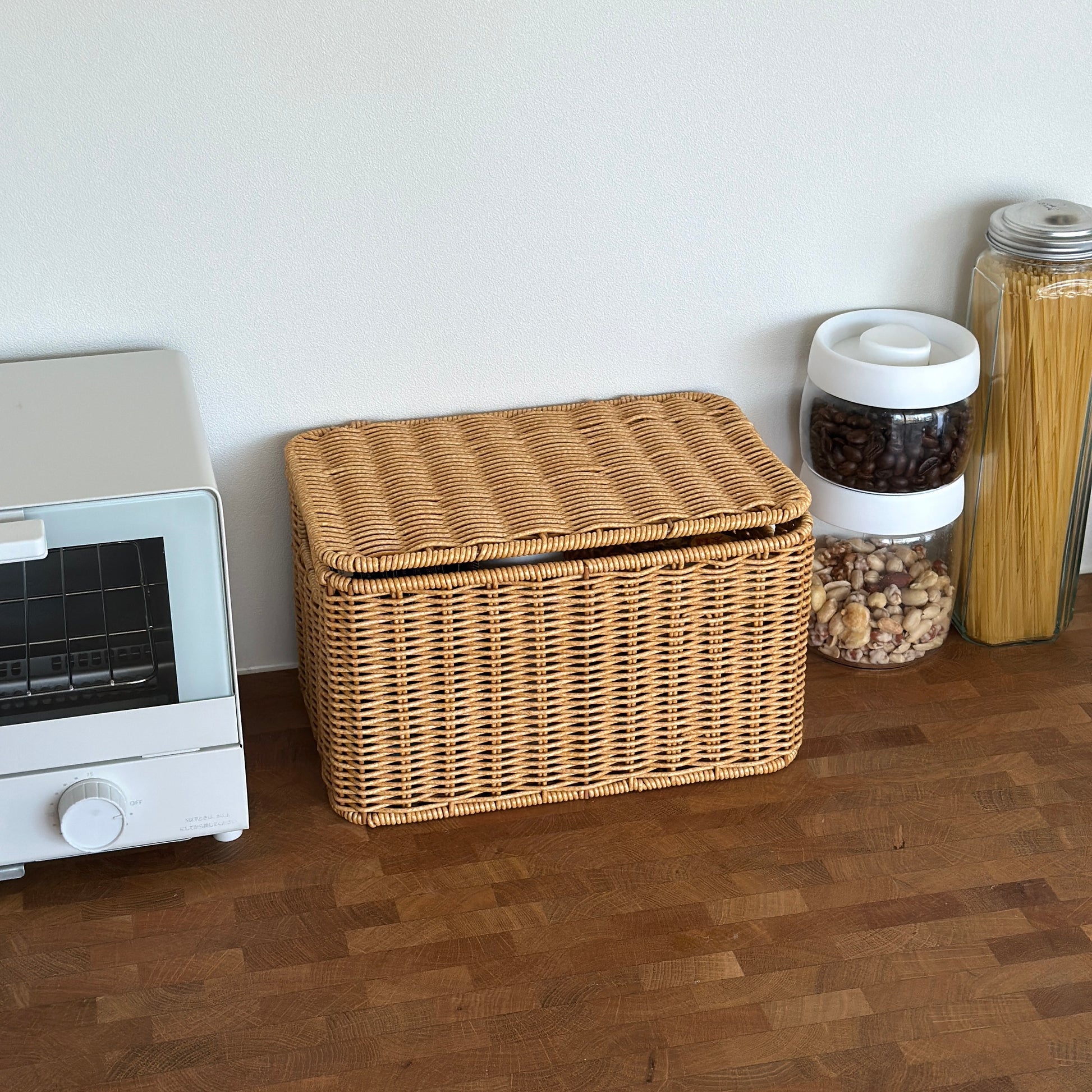 ラタン調のバスケットがキッチンに置かれている様子