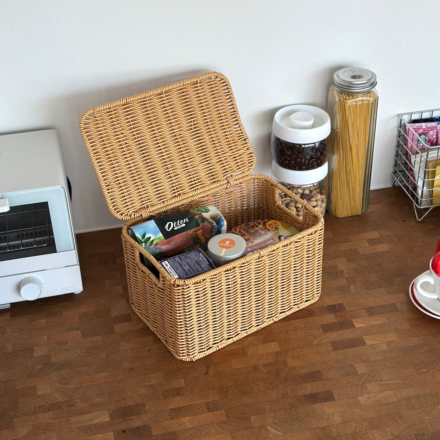 キッチンでラタン調のバスケットにストック品が収納されている様子