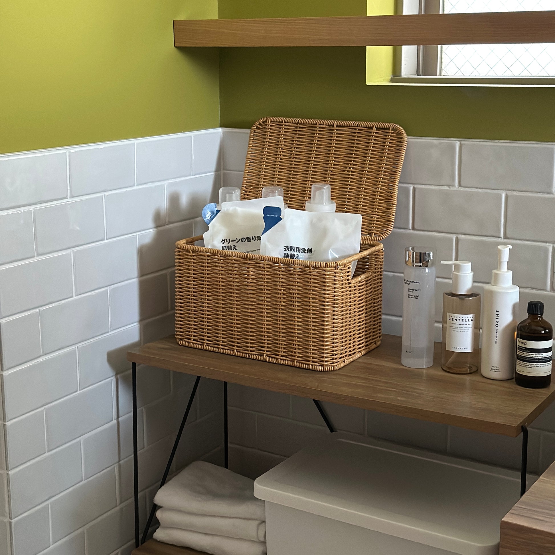 洗面所でラタン調のバスケットに洗剤を入れている様子