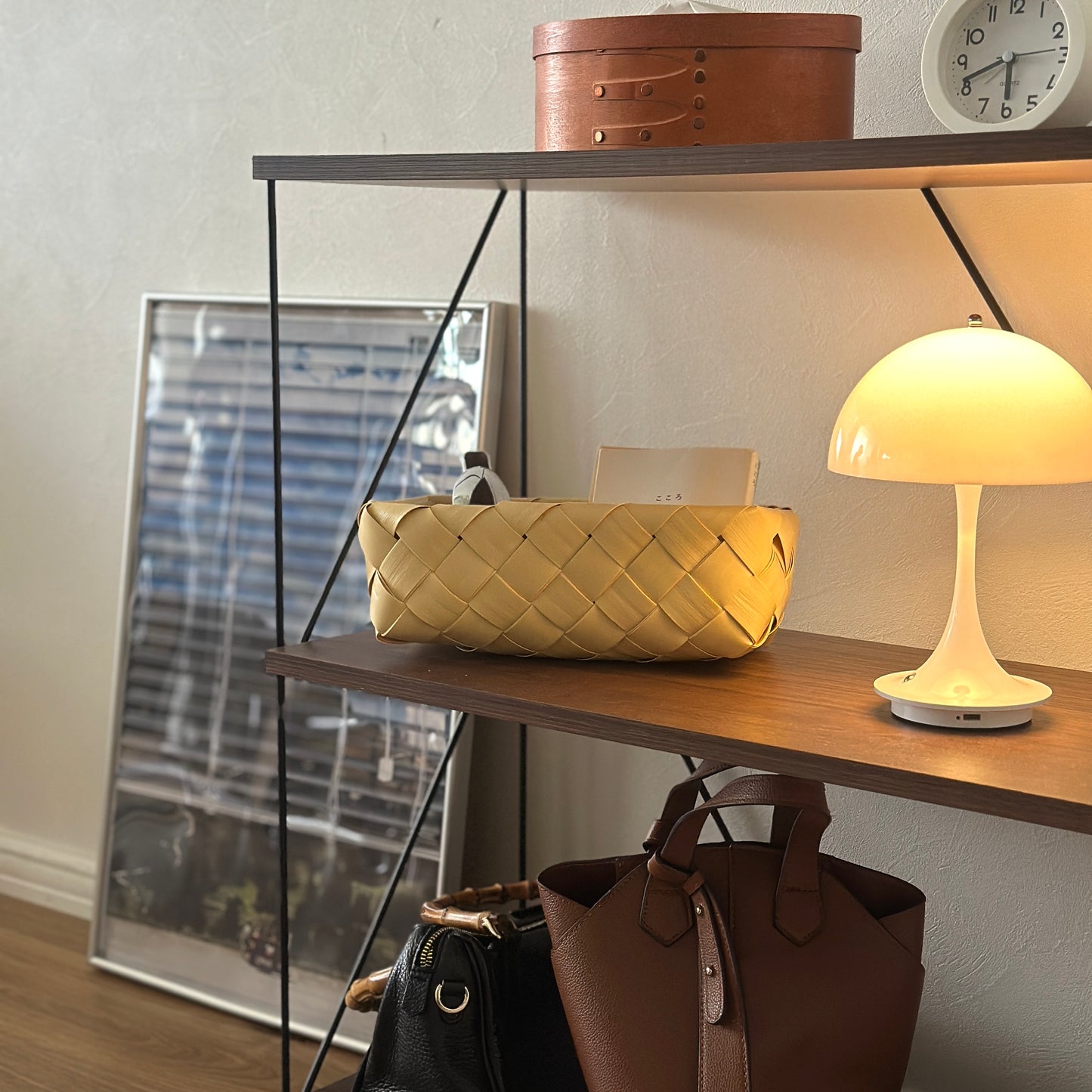 手編みのバスケットがシェルフの上に置かれている様子