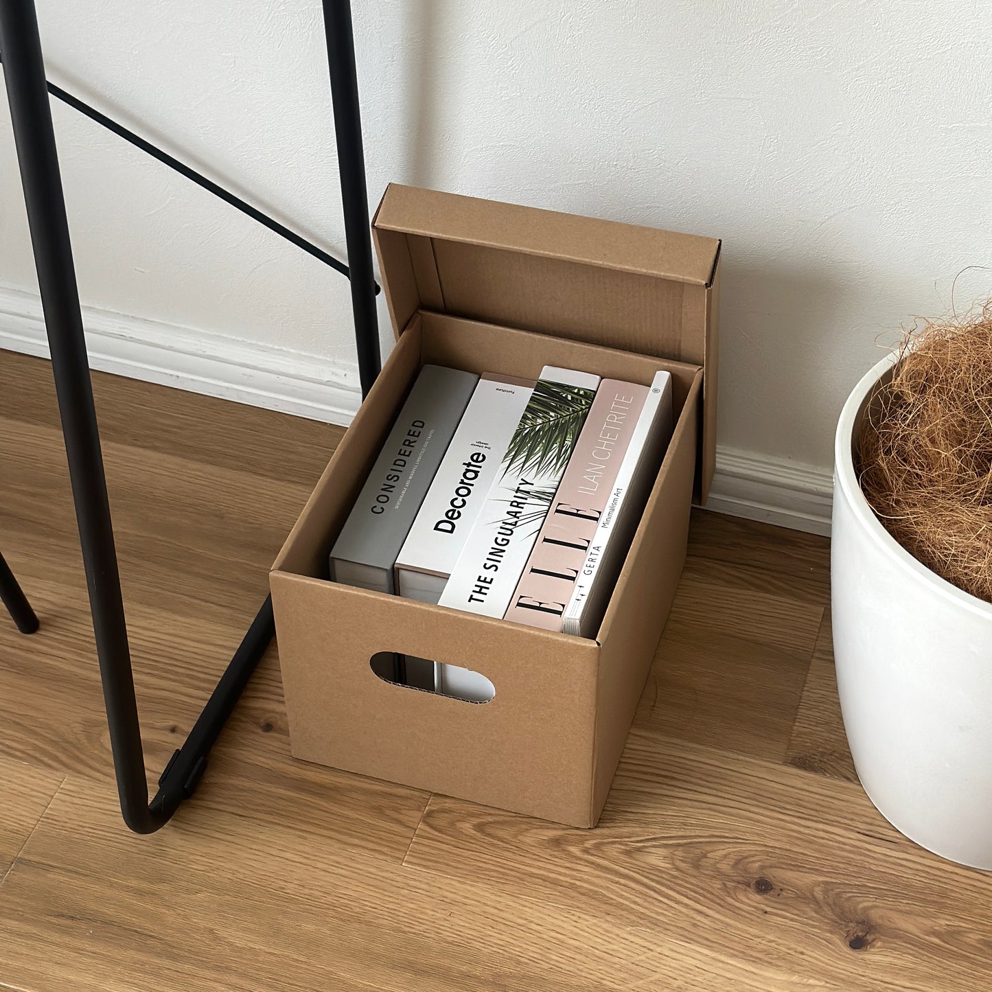 蓋付きのクラフトボックスの中に本が収納されている様子