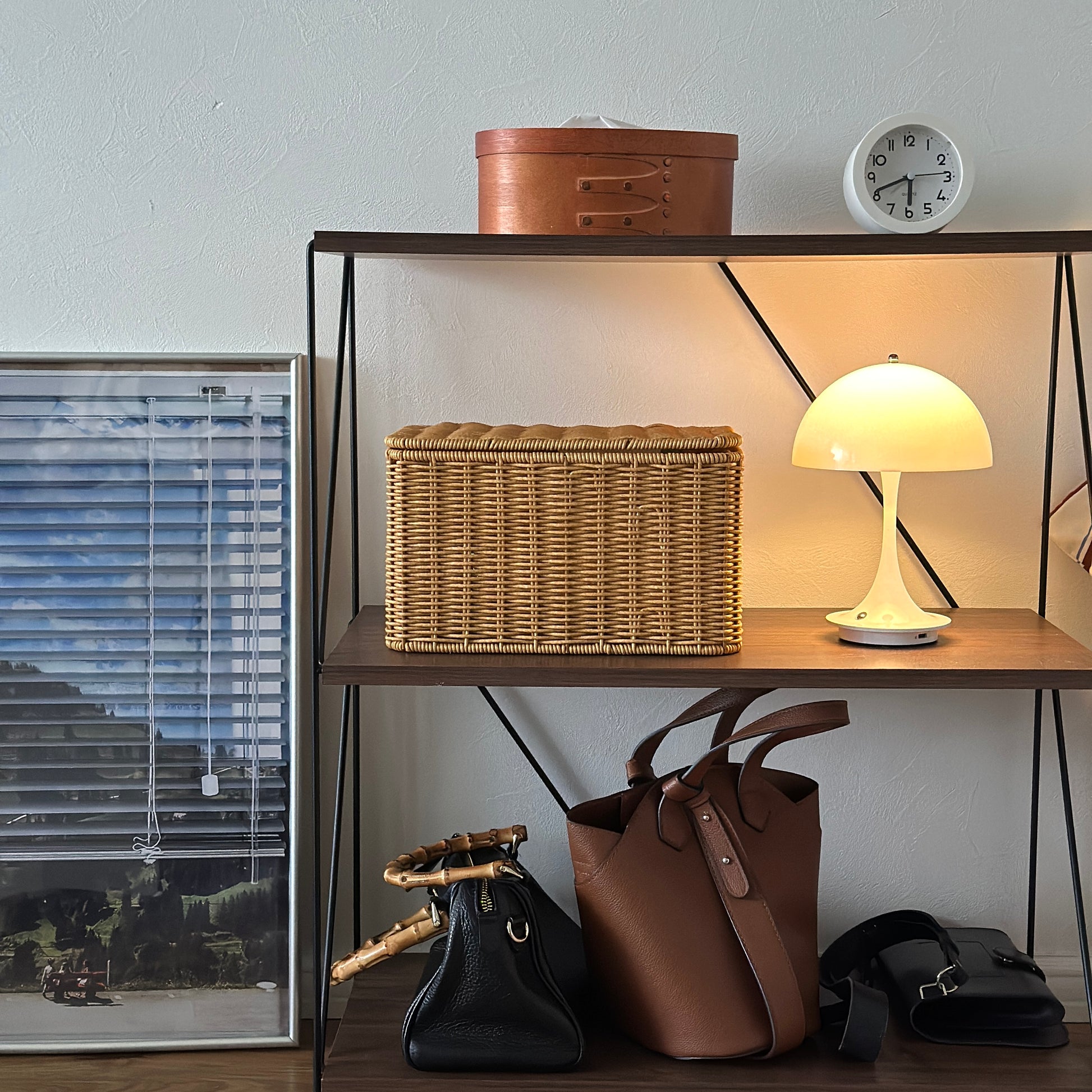 ラタン調のバスケットが棚に収納されている様子