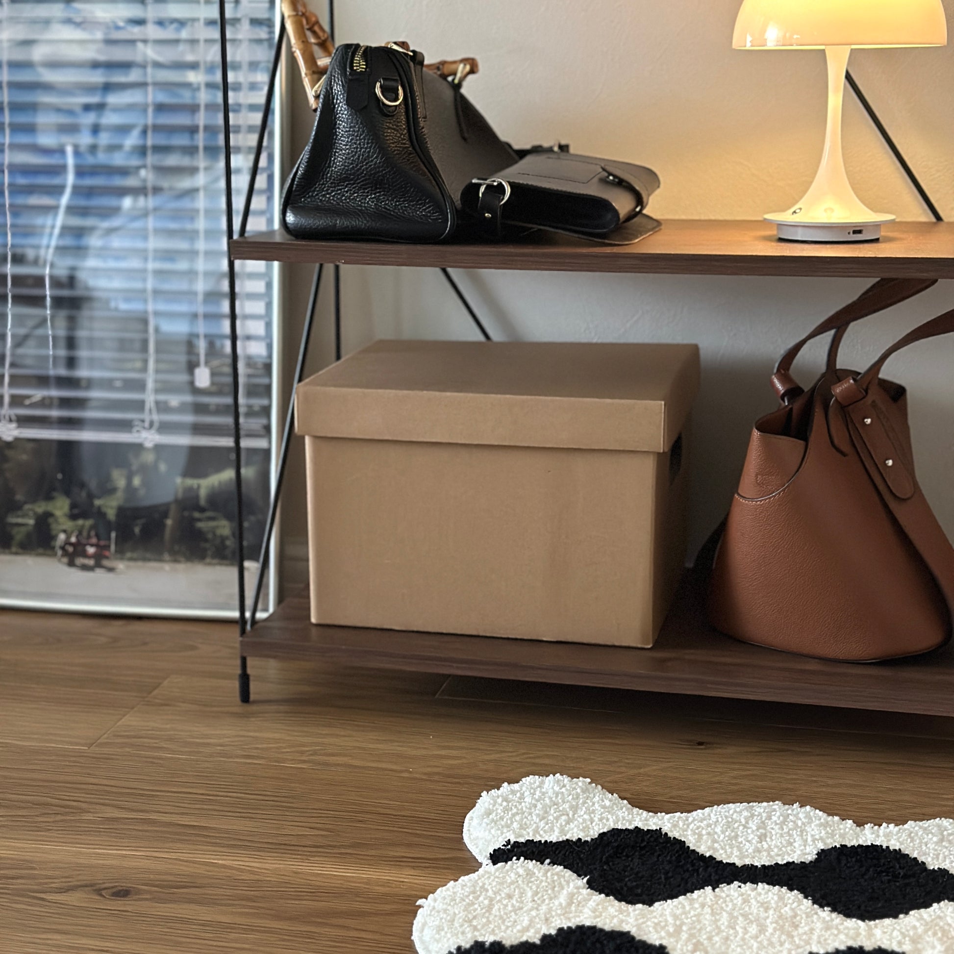 蓋付きのクラフトボックスが棚の中に収納されている様子