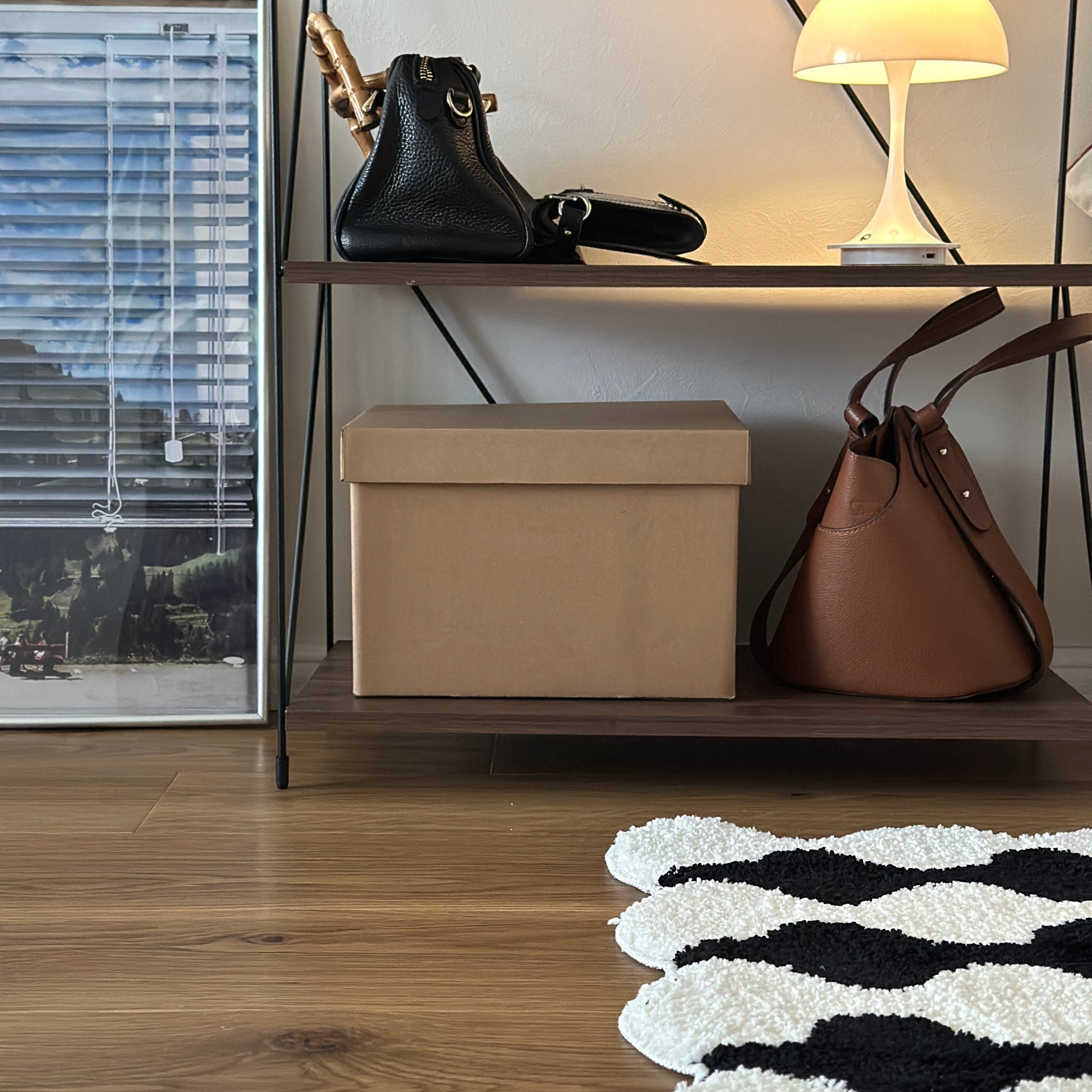 蓋付きのクラフトボックスが棚の中に収納されている様子