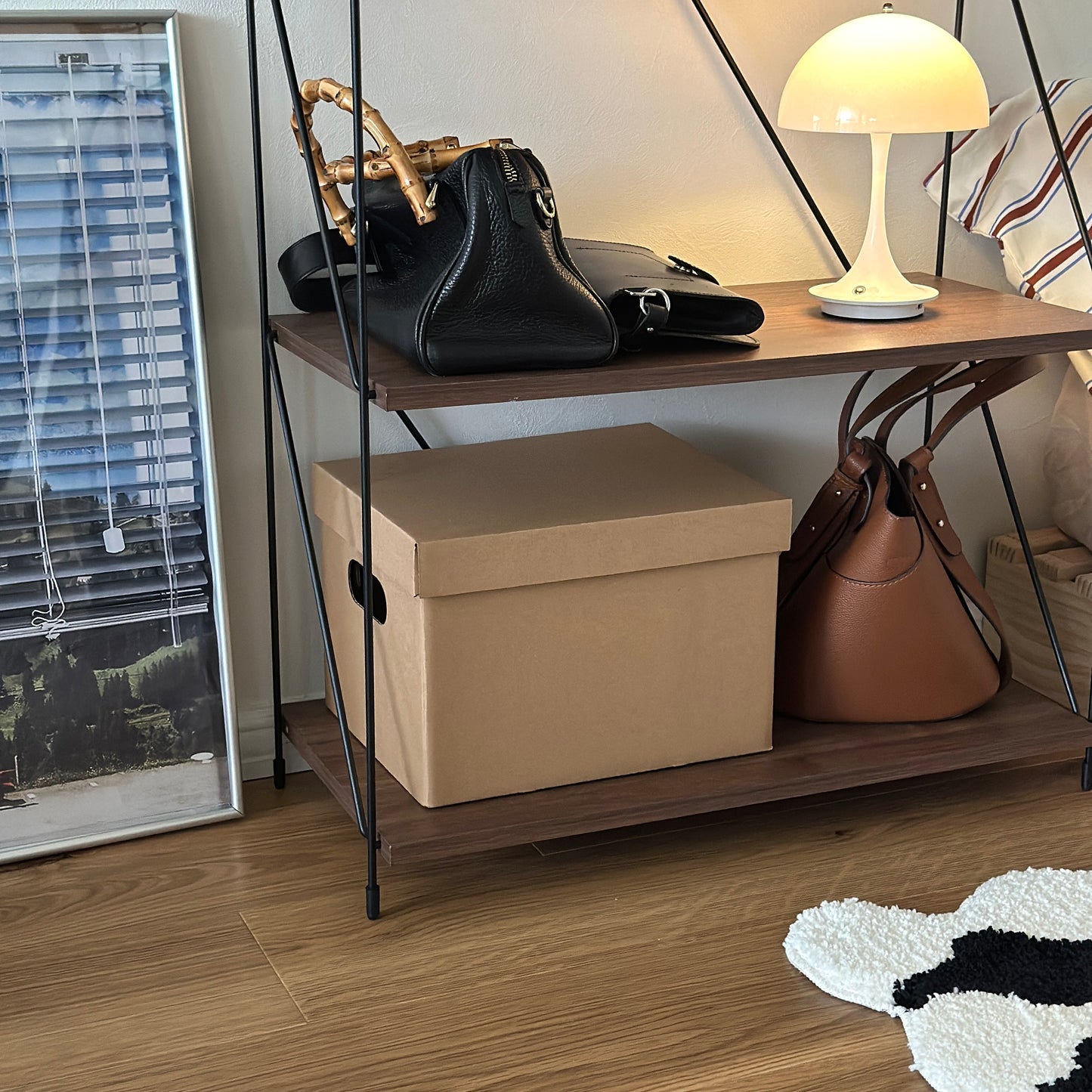 蓋付きのクラフトボックスが棚の中に収納されている様子