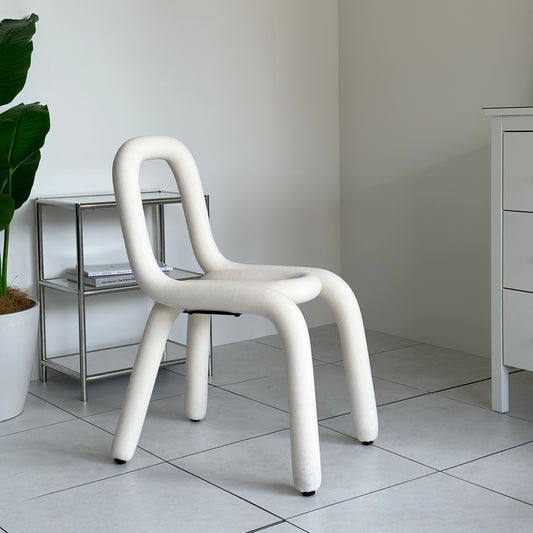 針金を曲げたようなユニークなデザインの白い椅子