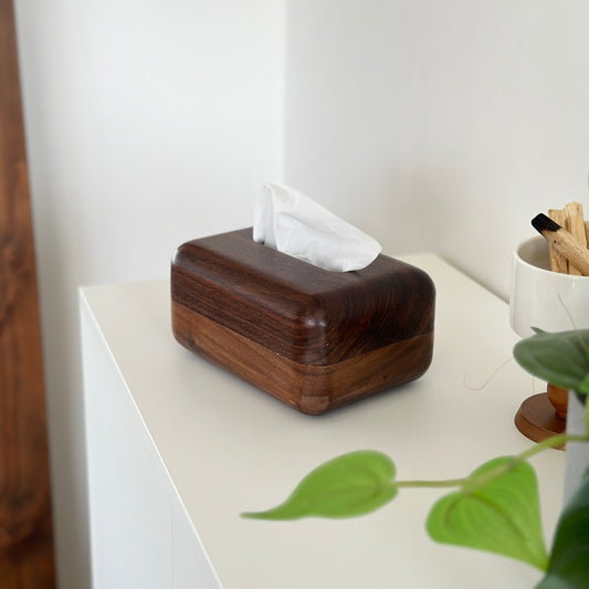 暗めの木素材のティッシュケースが棚の上に置かれている様子