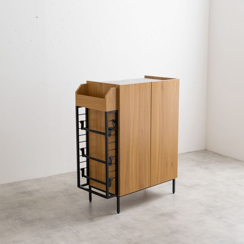 ブラウンのラック付きキャビネット