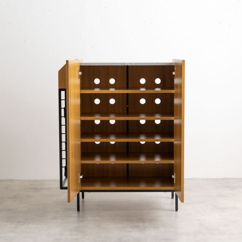 ブラウンのラック付きキャビネットの扉を開いた様子