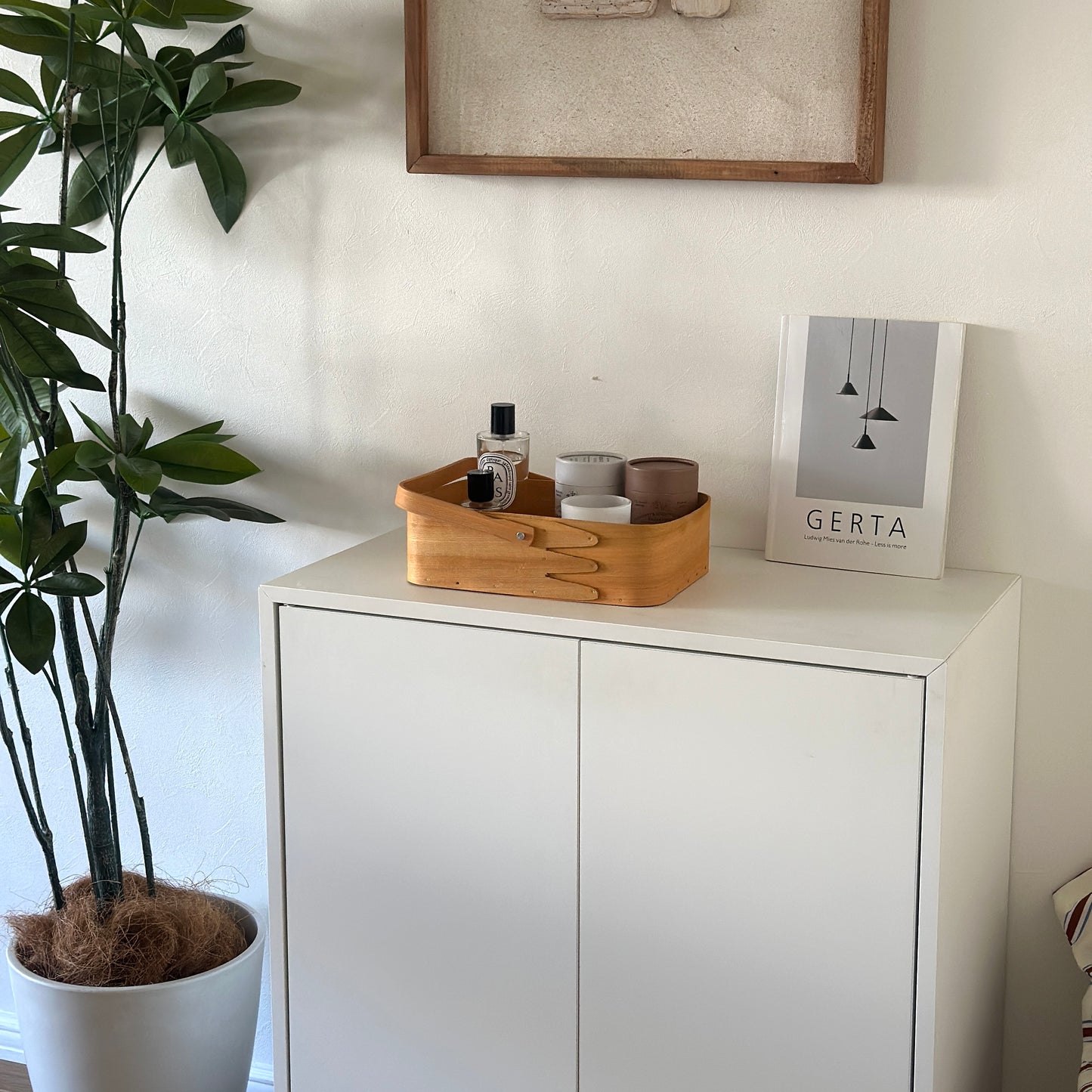 小物が収納されている取手付きのシェーカーボックスが棚の上に置かれている様子