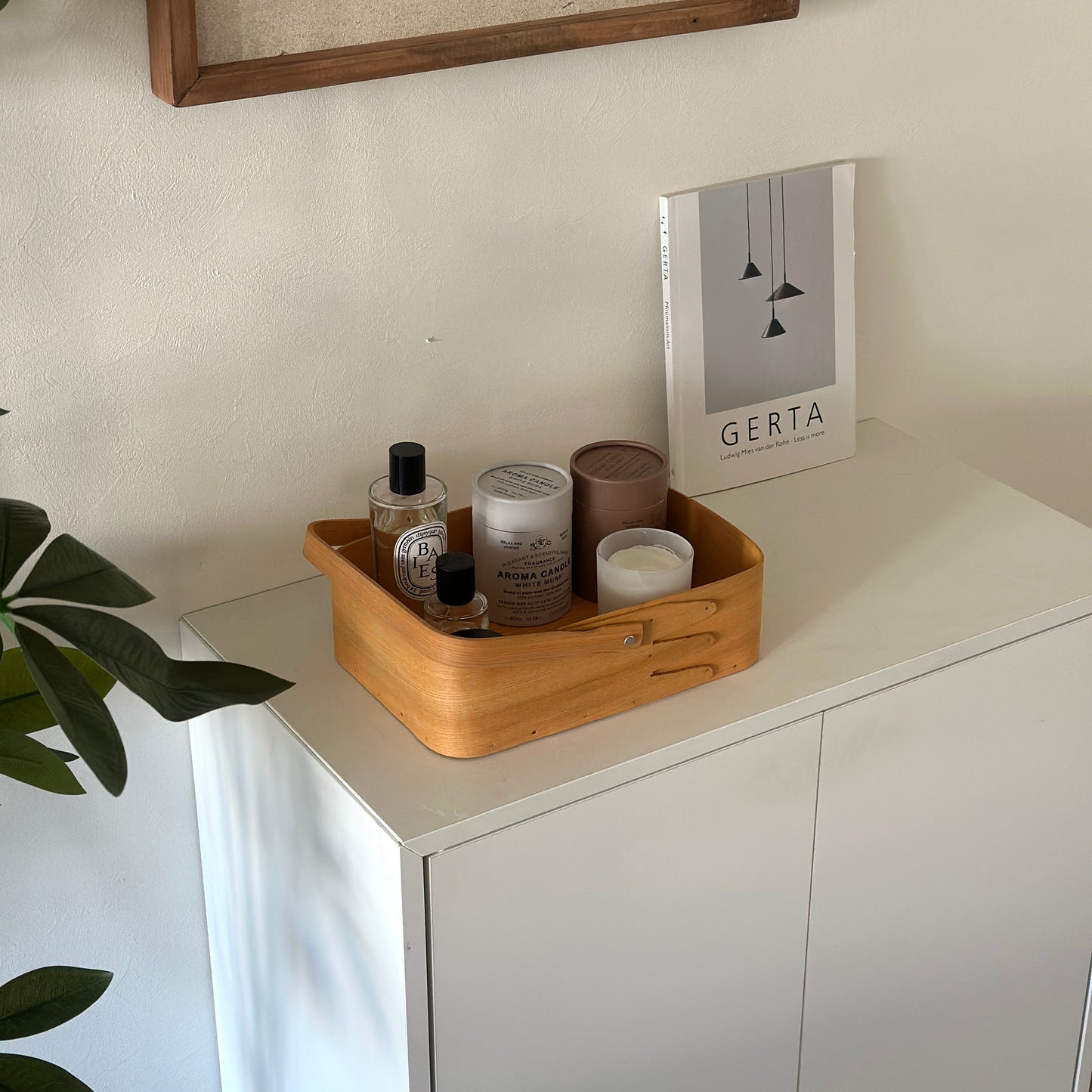 小物が収納されている取手付きのシェーカーボックスが棚の上に置かれている様子