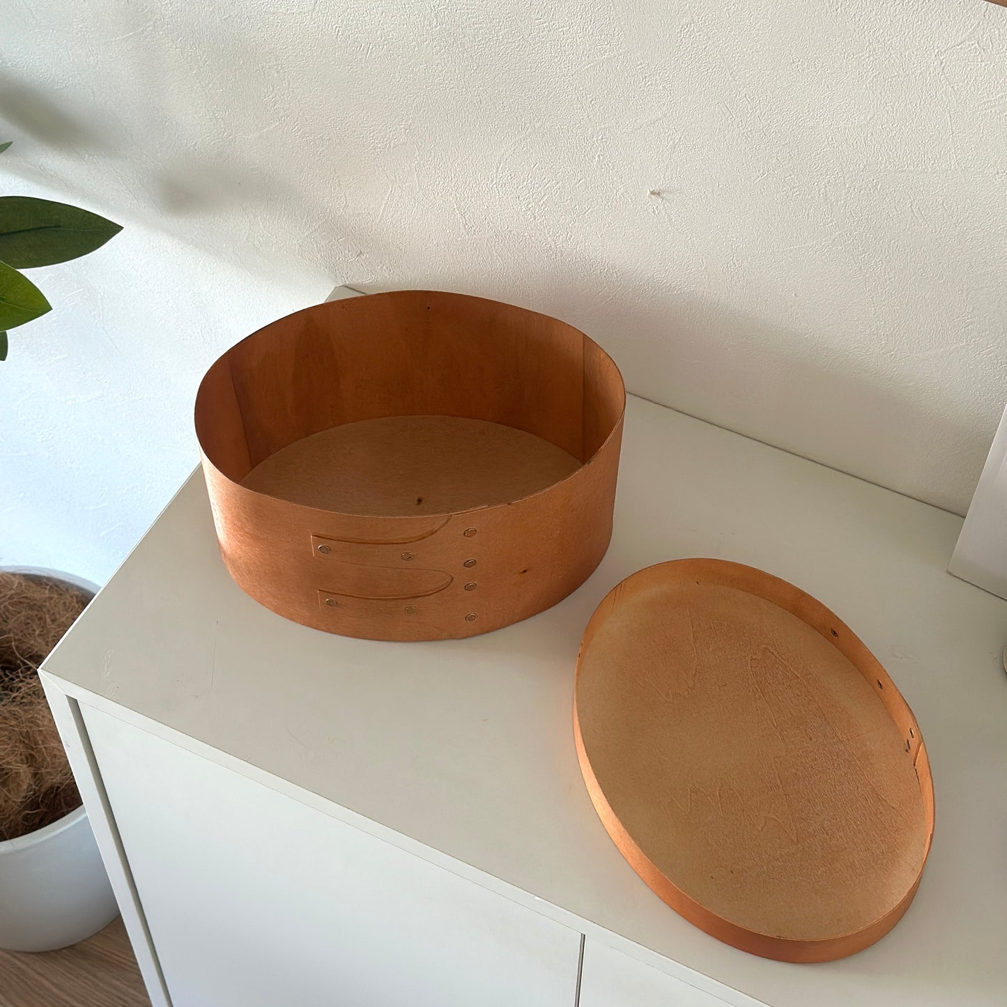 蓋付きのシェーカーボックスが棚の上に置かれている様子