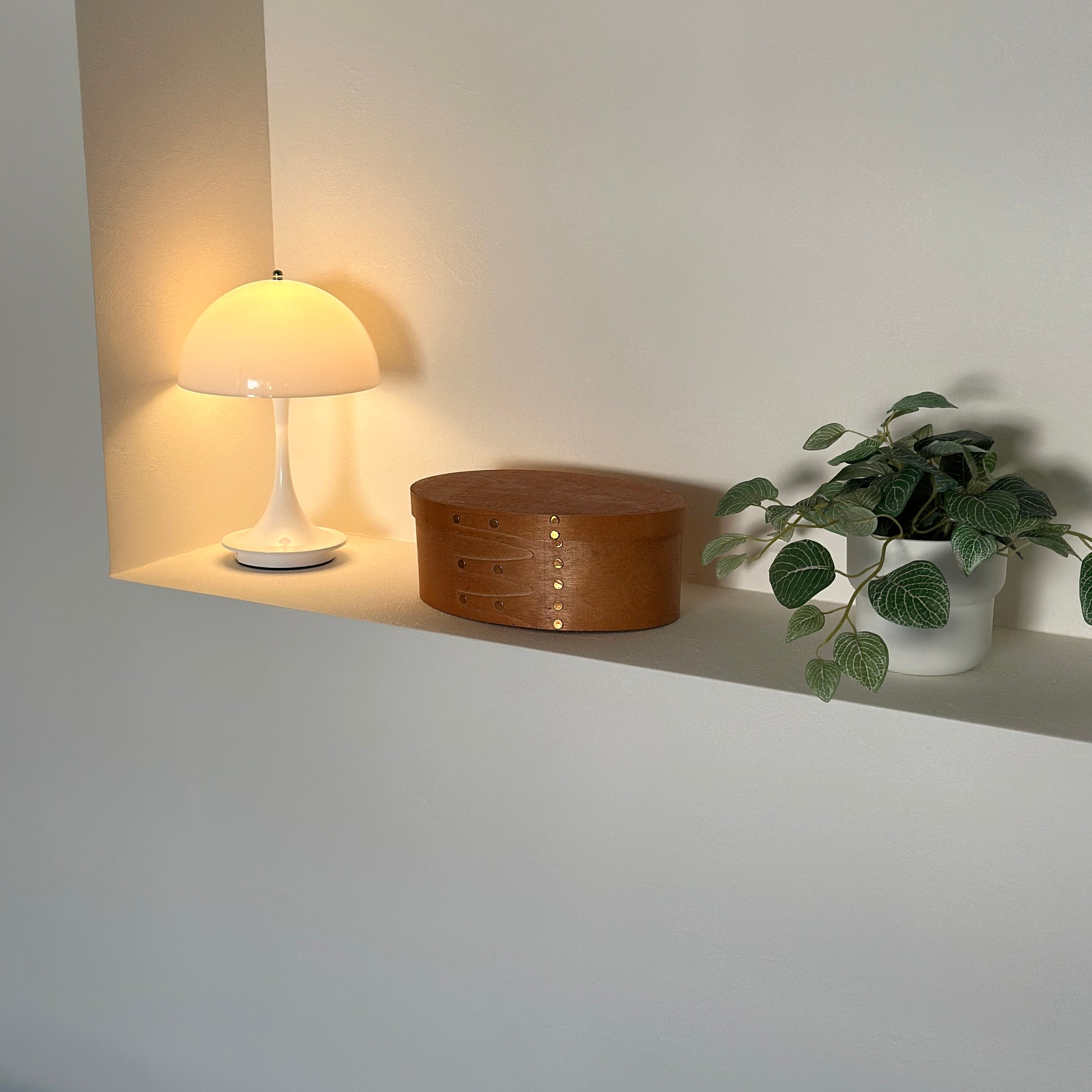 蓋付きのシェーカーボックスが棚の上に置かれている様子