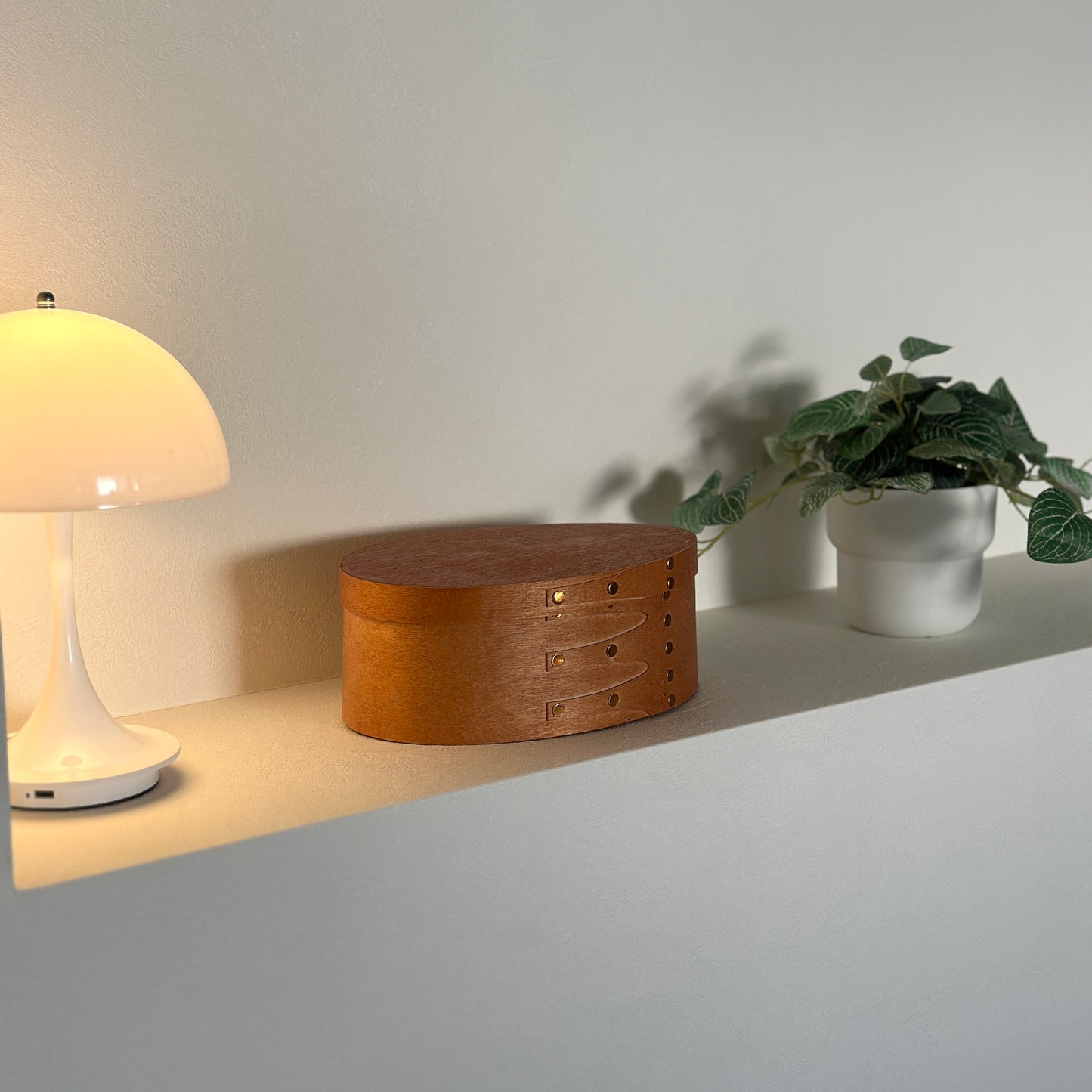 蓋付きのシェーカーボックスが棚の上に置かれている様子