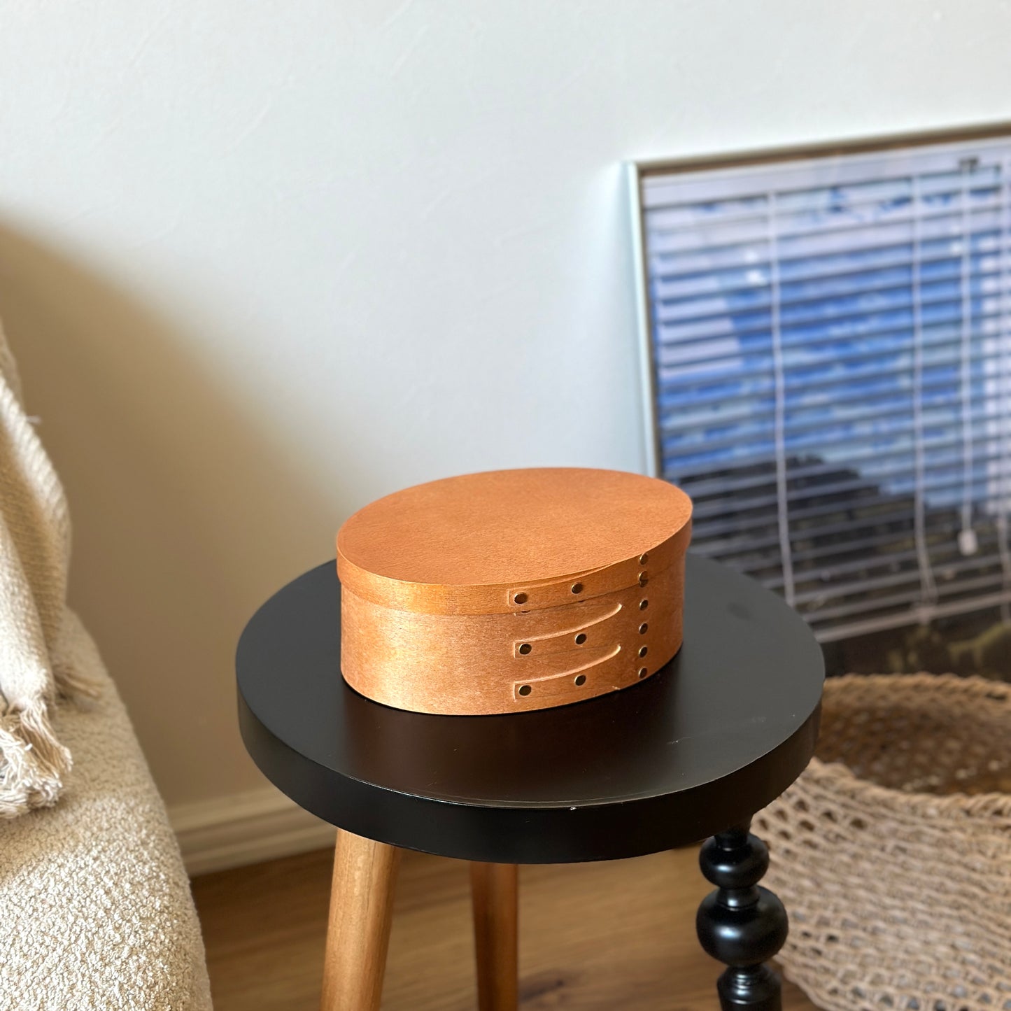 蓋付きのシェーカーボックスがサイドテーブルの上に置かれている様子