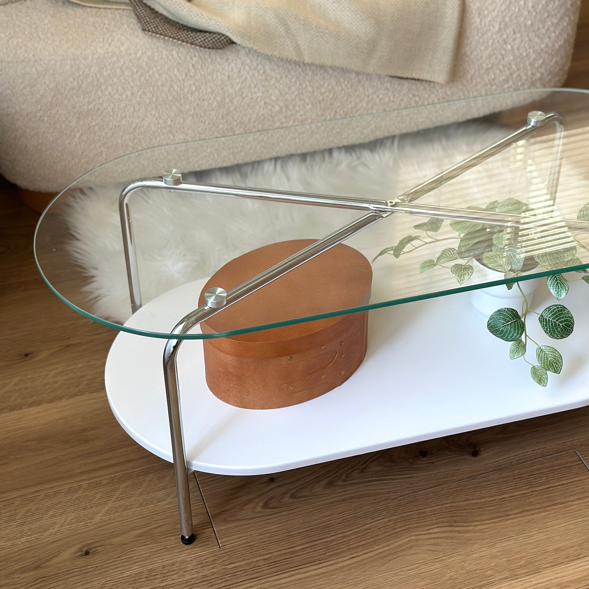 蓋付きのシェーカーボックスがローテーブルに置かれている様子