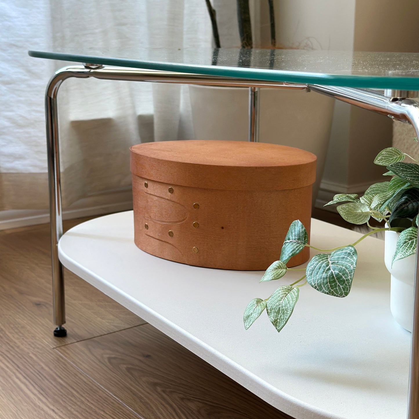 蓋付きのシェーカーボックスがローテーブルに置かれている様子