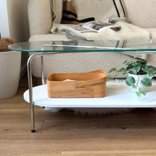 本が収納されている取手付きのシェーカーボックスがローテーブルに置かれている様子