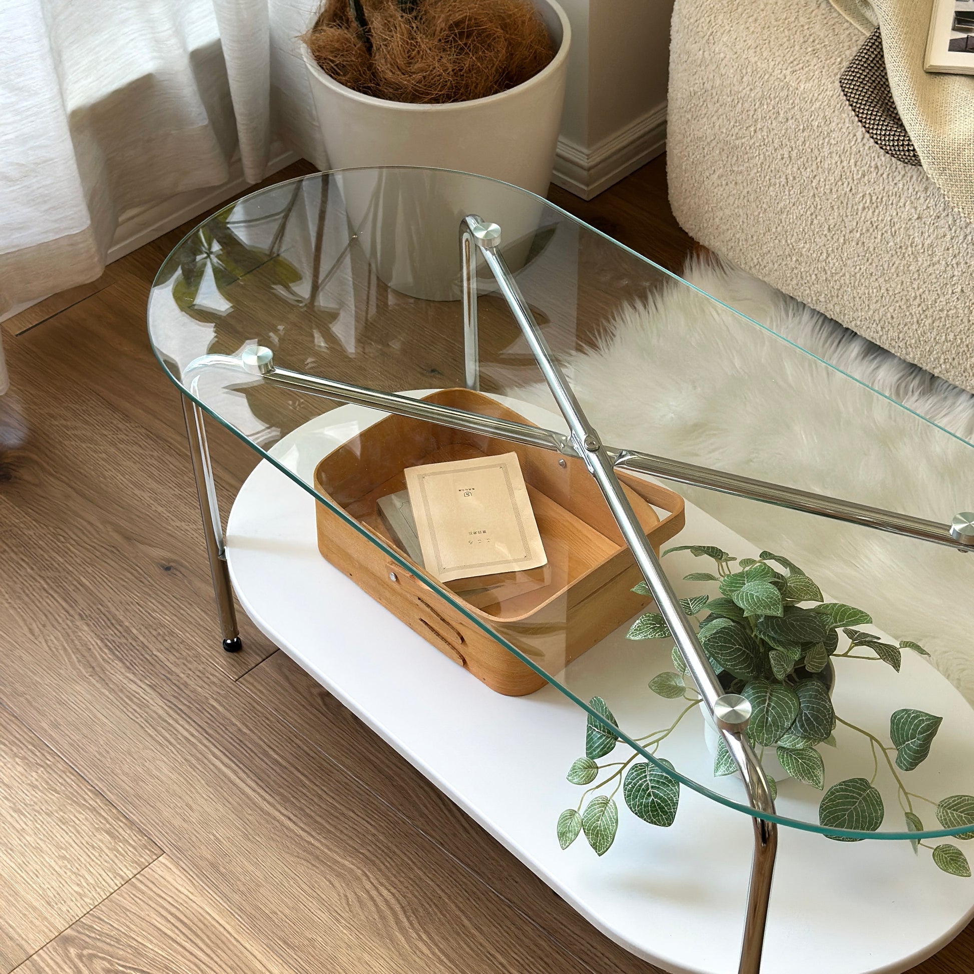 本が収納されている取手付きのシェーカーボックスがローテーブルに置かれている様子