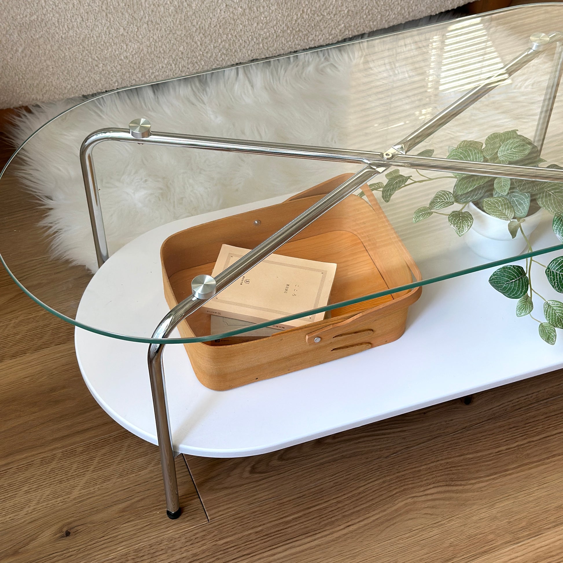 本が収納されている取手付きのシェーカーボックスがローテーブルの上に置かれている様子