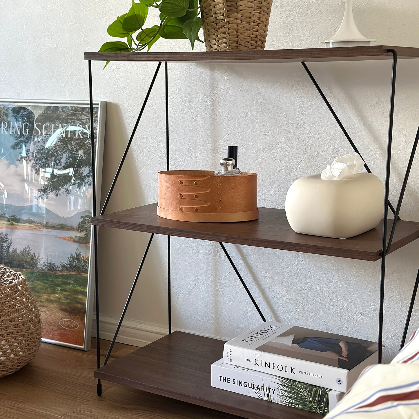 香水が入ったシェーカーボックスがローテーブルに置かれている様子