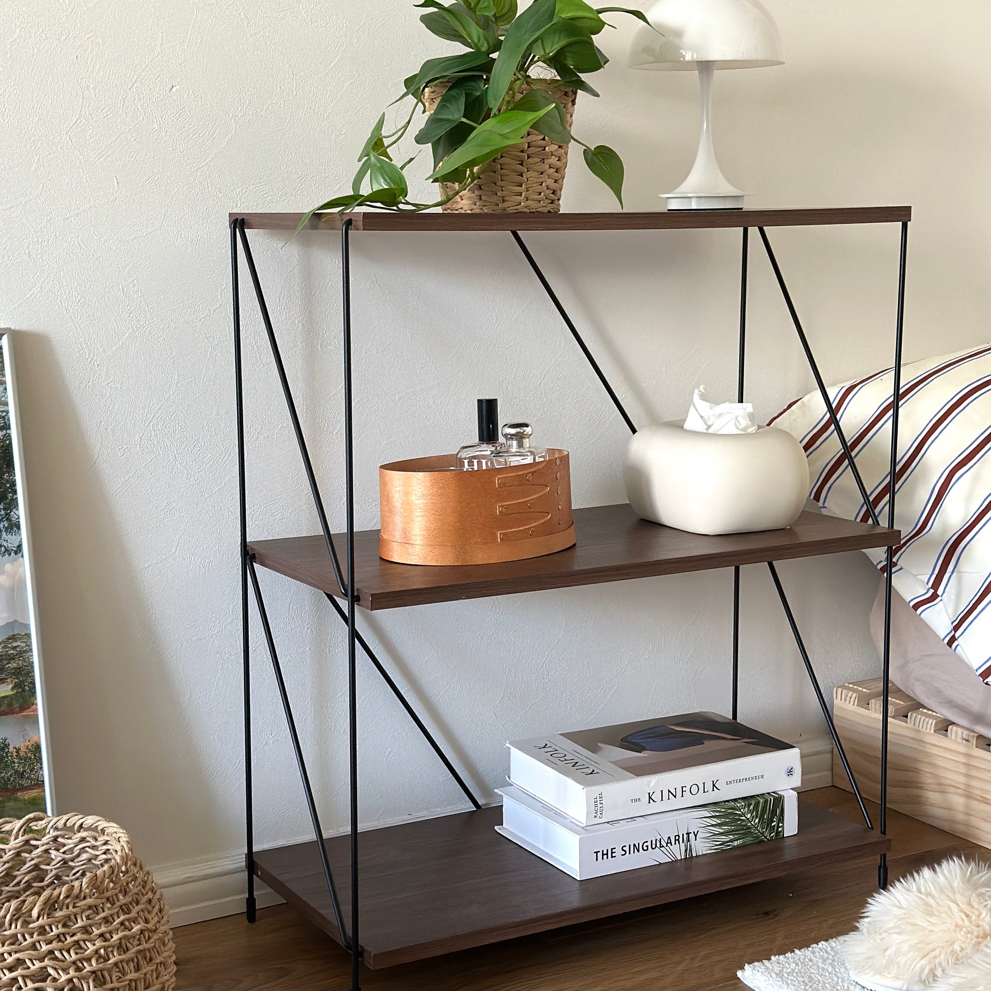 香水が入ったシェーカーボックスが棚の上に置かれている様子