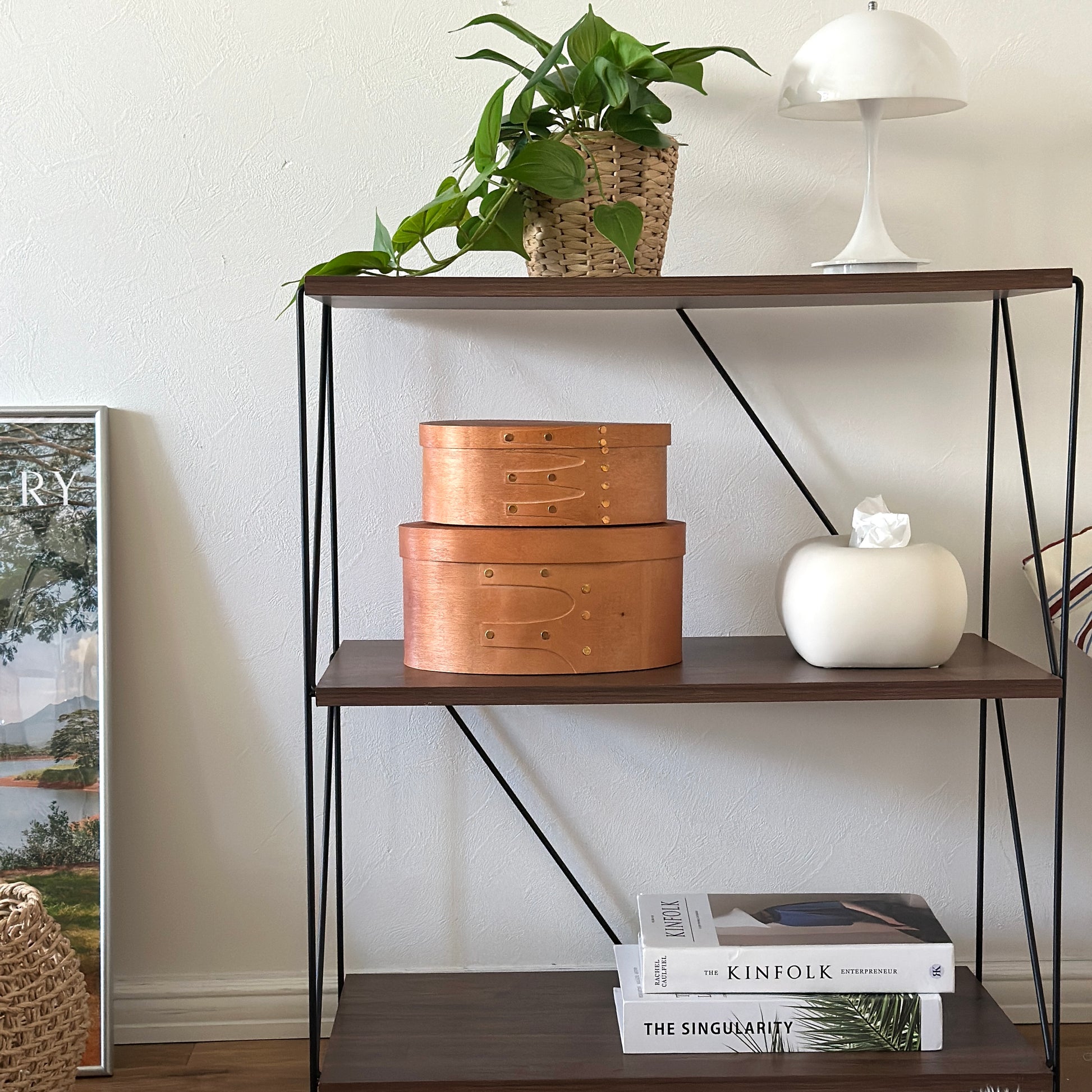 蓋付きのシェーカーボックスが2段重ねてシェルフに置かれている様子