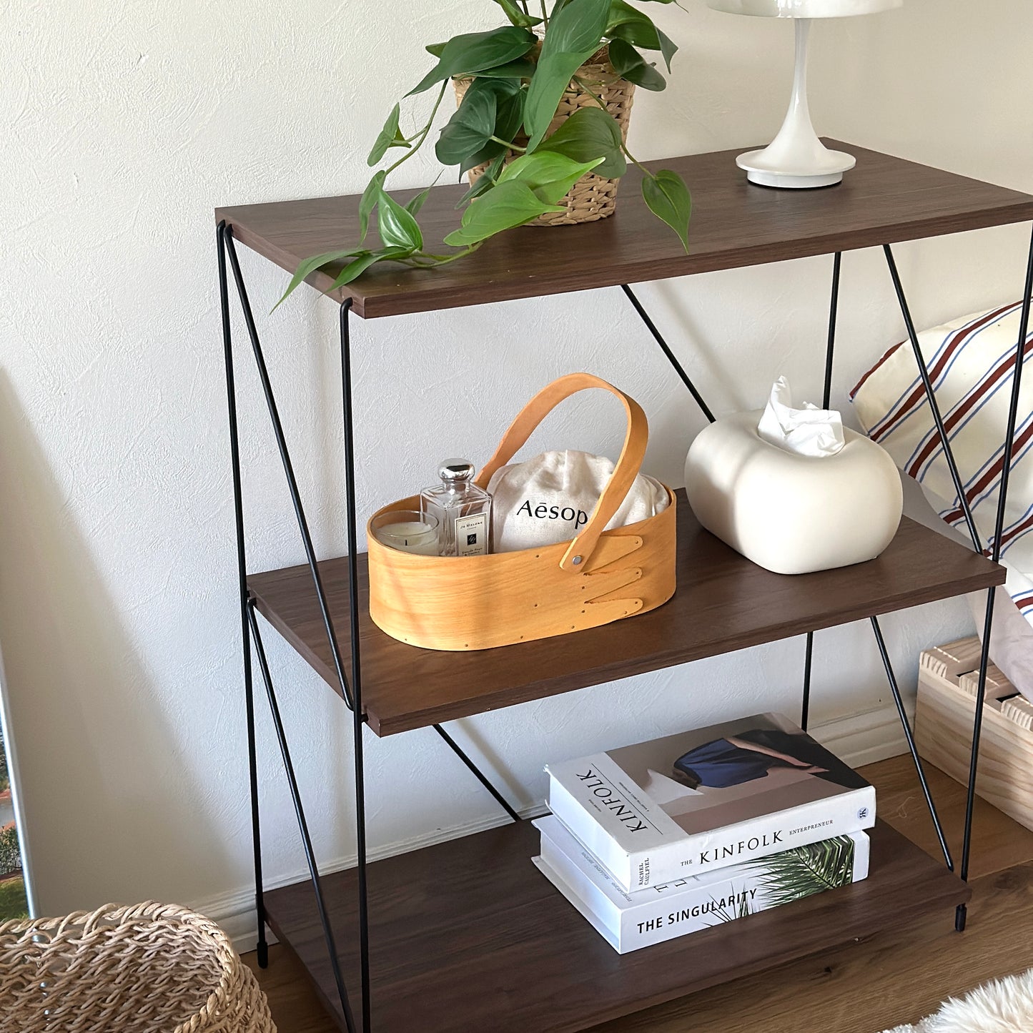 小物が収納されている取手付きのシェーカーボックスが棚の上に置かれている様子