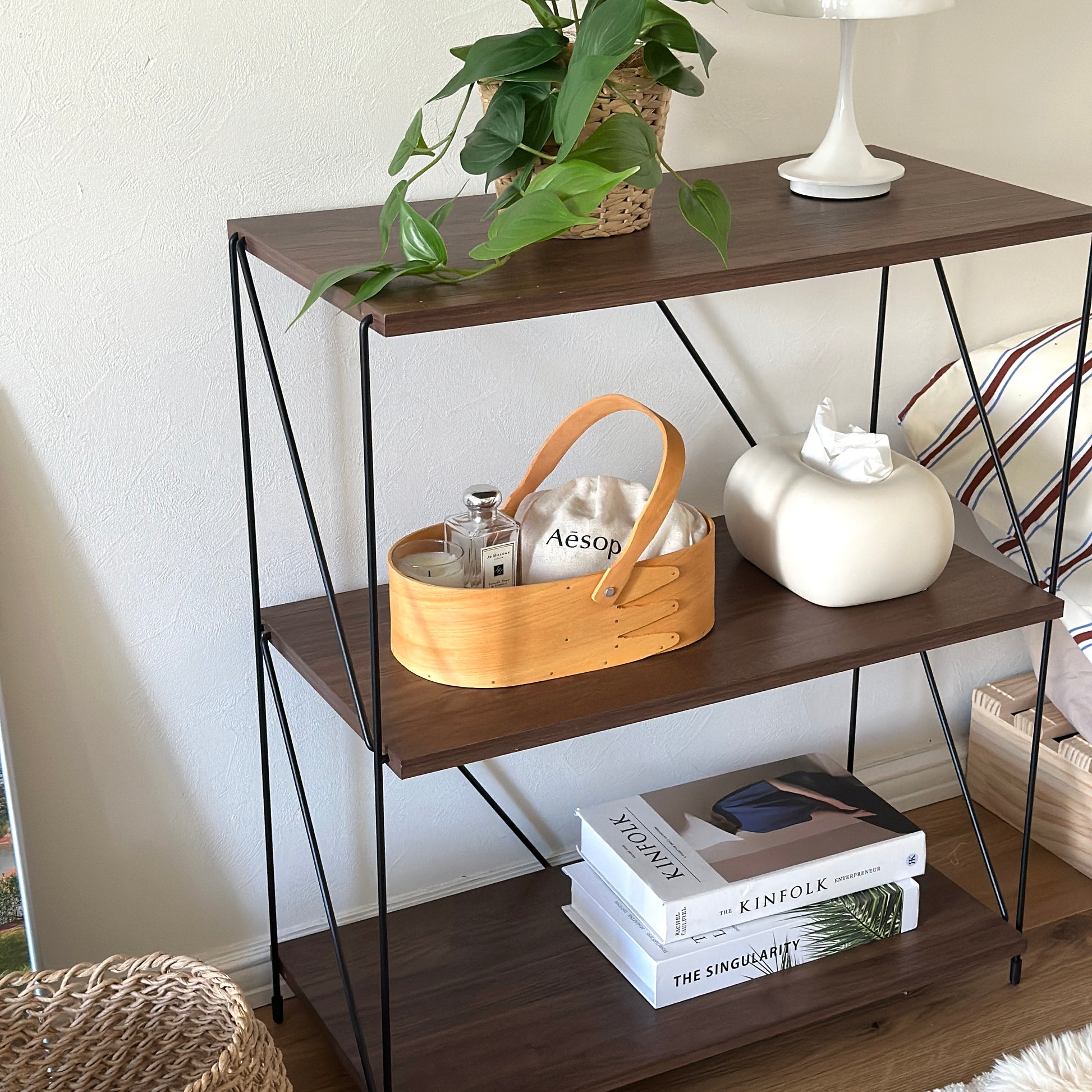 小物が収納されている取手付きのシェーカーボックスが棚の上に置かれている様子