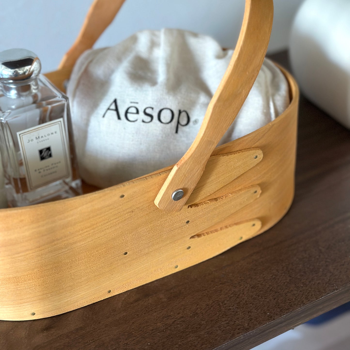 小物が収納されている取手付きのシェーカーボックスが棚の上に置かれている様子