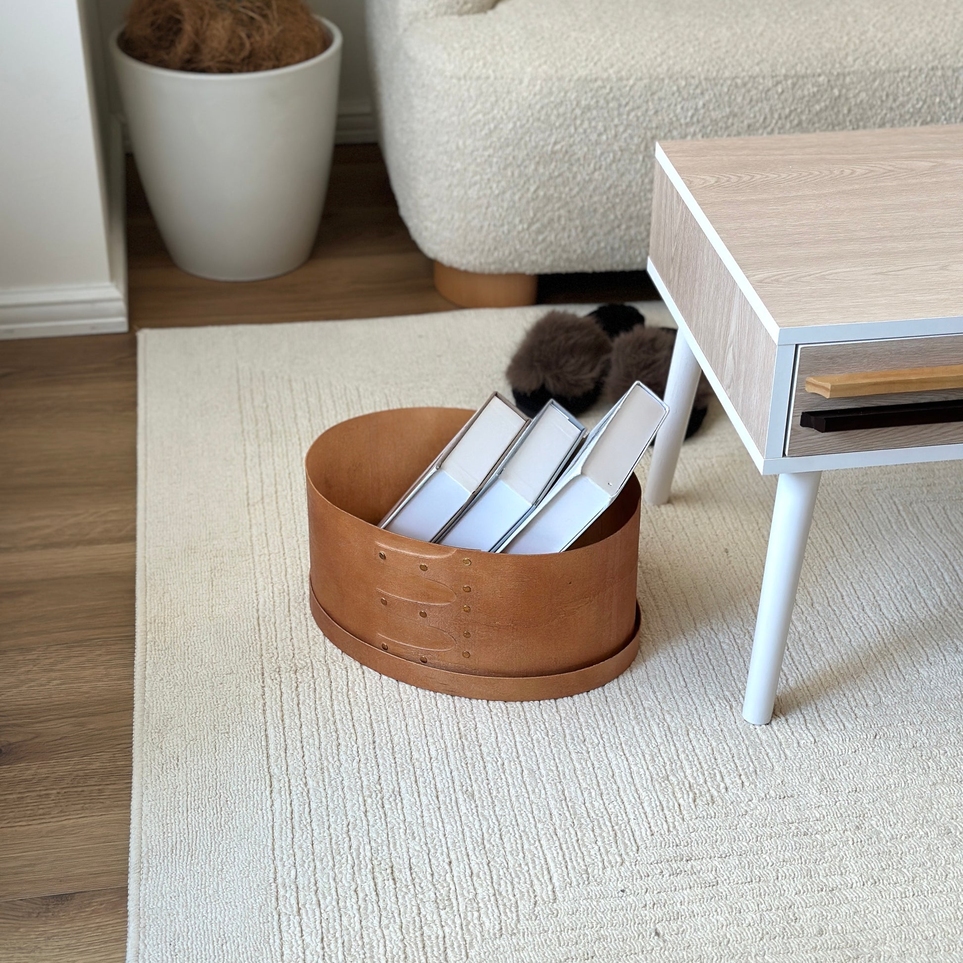 蓋付きのシェーカーボックスに本が収納されている様子