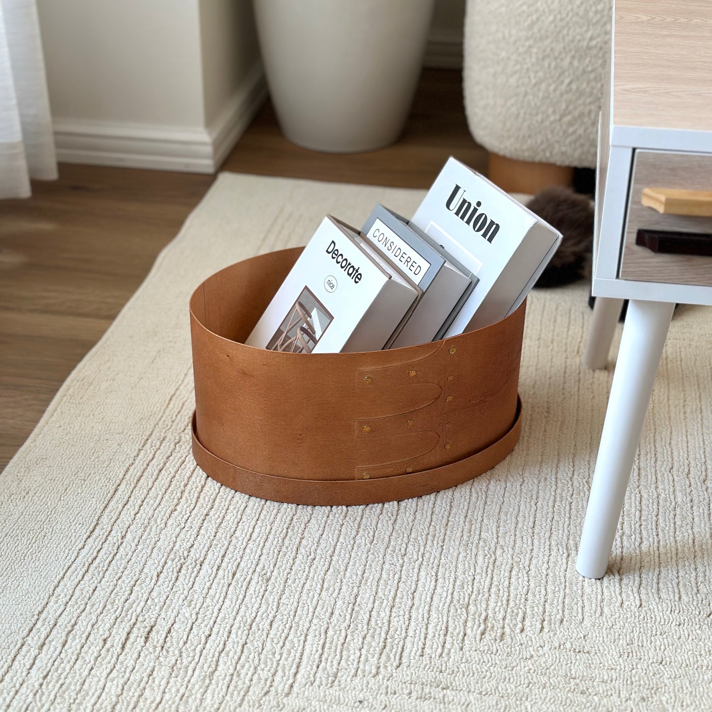 蓋付きのシェーカーボックスに本が収納されている様子